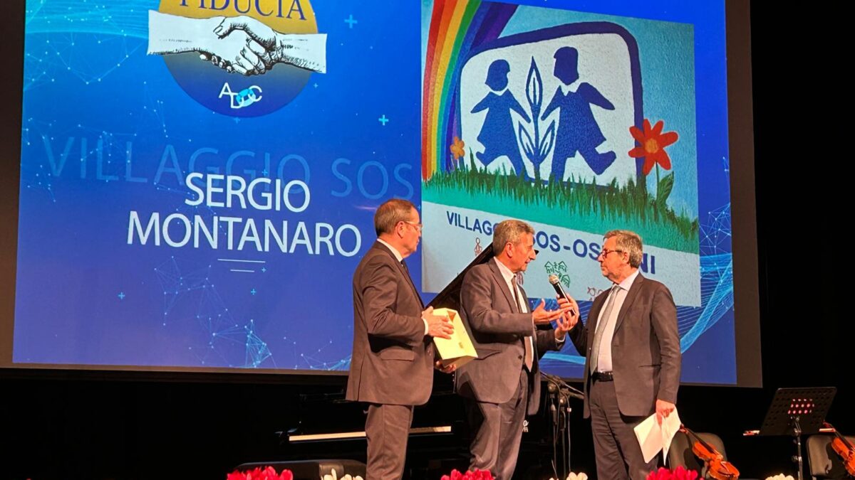 Sergio Montanaro ritira il Premio Fiducia 2025 "Eccellenze di Puglia" per il Villaggio SOS Ostuni